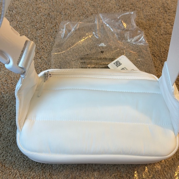 Lululemon - Picture 9 of 17